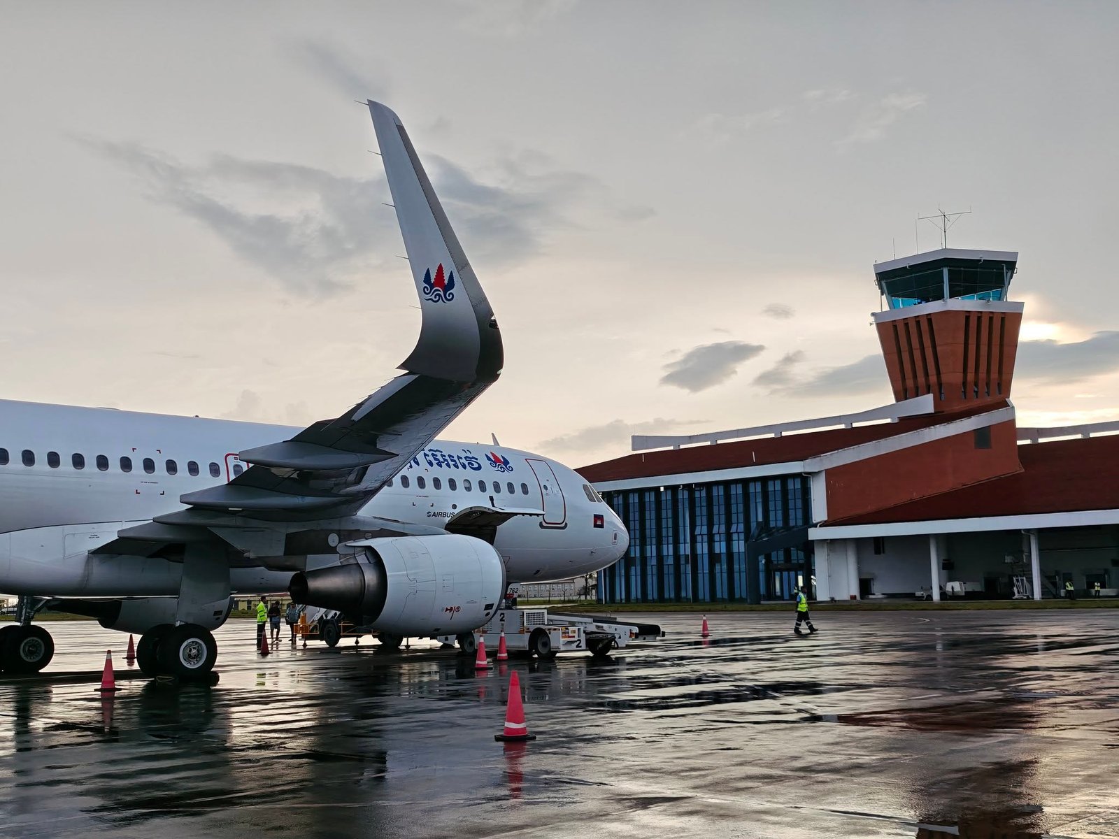 Make your journey between Dara Sakor International Airport (DSY) and King Island Port (Koh Sdach) smooth and worry-free. Choose our private taxi transfer service for a safe, comfortable, and affordable travel experience in Cambodia.