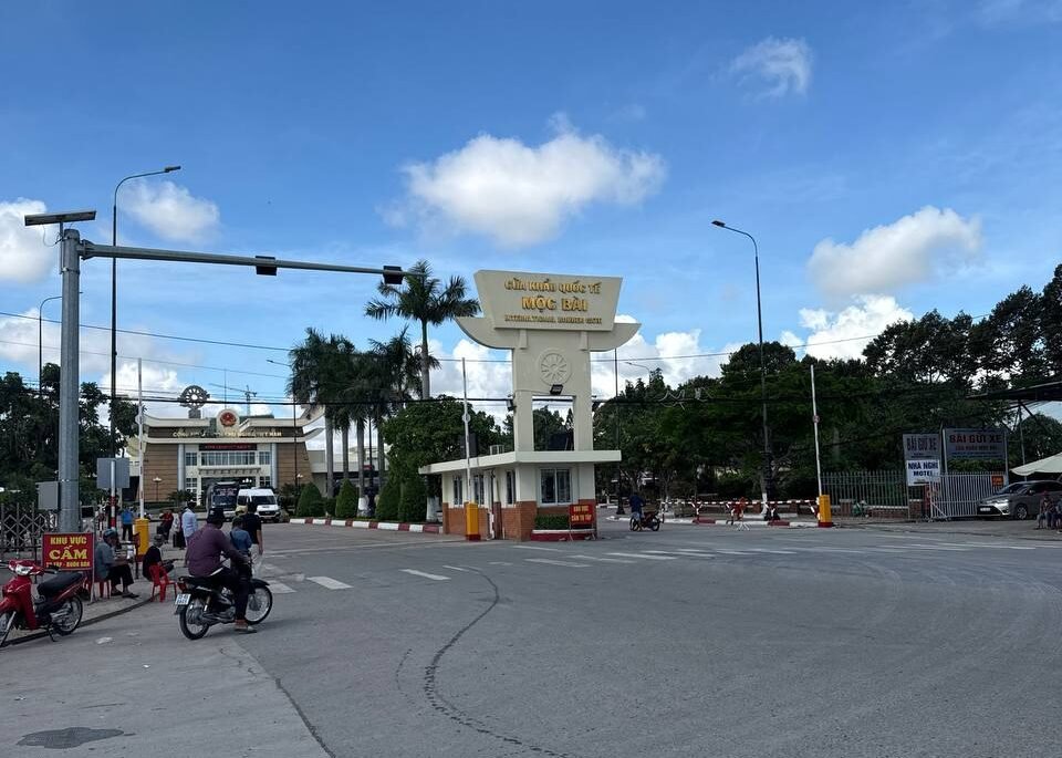 A private taxi from Phnom Penh to Prek Chak Border (Ha Tien Vietnam) or airport (or vice versa) is the most convenient and stress-free way to travel. With an English-speaking driver, safe journey, flexible stops, and cheap price, your trip becomes smooth, comfortable, and reliable.