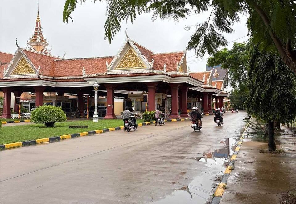 Looking for the best private taxi from Ho Chi Minh City to Phnom Penh or vice versa? Our professional cross-border transfer service via the Moc Bai Border Crossing and Bavet Border Crossing offers a fast, safe, and hassle-free journey with experienced English-speaking drivers.